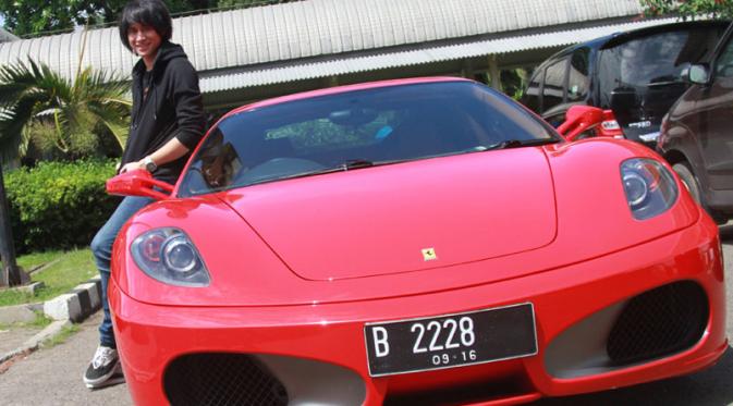 Kevin Aprilio menegaskan membeli Ferrari seharga Rp3,5 miliar dari koceknya sendiri.