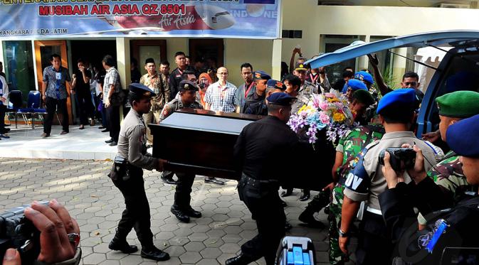 Tim DVI Serahkan Tiga Jenazah Korban AirAsia QZ8501