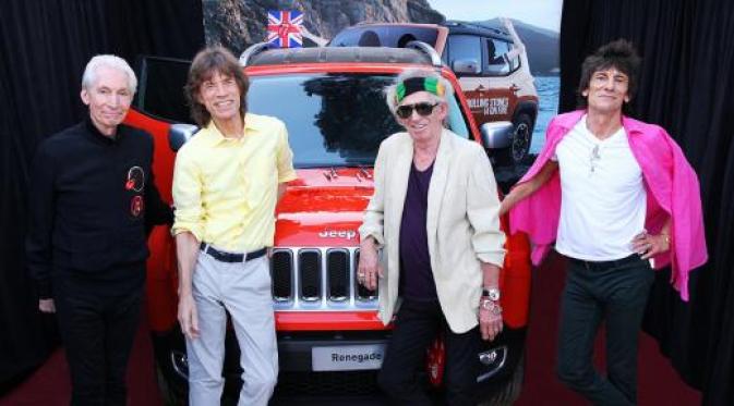 Dikatakan, tanda tangan dari Charlie Wattsm Ronnie Wood, Keith Richards, dan Mick Jagger, terbubuh di mobil yang diproduksi di Italia ini. 
