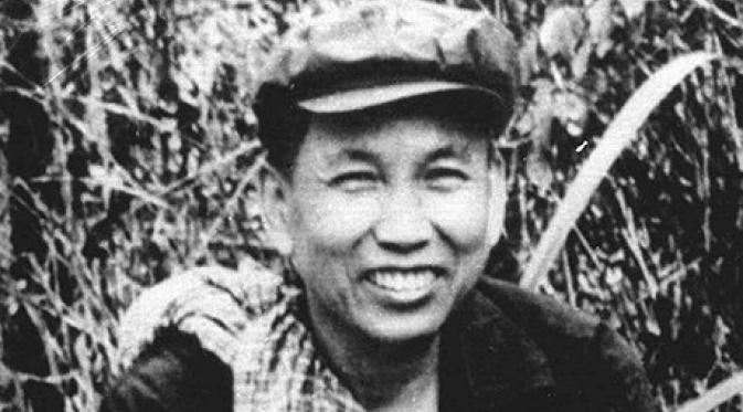  Pol Pot resmi mengganti ideologi negaranya menjadi komunis.
