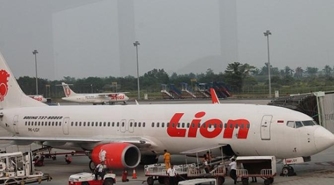 4 Juni - Salah satu pesawat Lion Air gagal mendarat di Bandara El Tari Kupang, Nusa Tenggara Timur, Rabu, sekitar pukul 14.35 WITA, akibat angin kencang yang mengganggu pendaratan pesawat jenis Boeing tersebut. (Istimewa)
