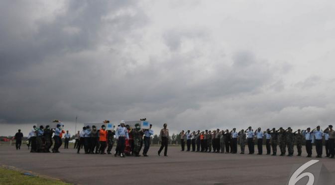 Awan Hitam Selimuti Iringan Jenazah AirAsia ke Surabaya
