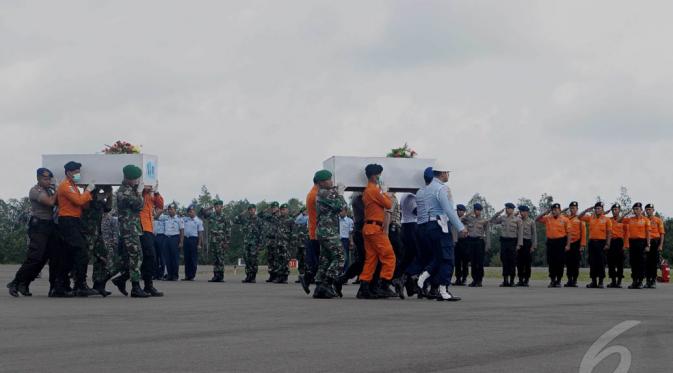 2 Jenazah Perempuan Korban AirAsia Diterbangkan ke Surabaya 