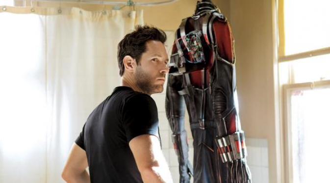 Dalam foto baru Ant-Man, Paul Rudd terlihat sedang berdiri di depan kostum Ant-Man yang tengah dijemur.