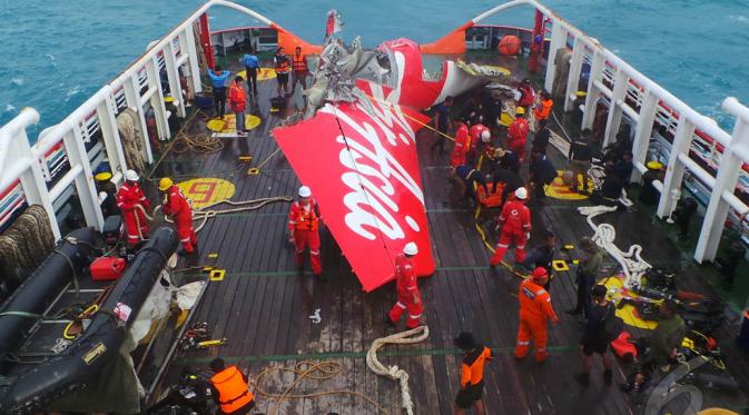 Kondisi Ekor AirAsia QZ8501 yang Berhasil Diangkat