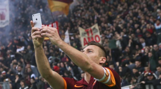 http://cdn1-e.production.liputan6.static6.com/medias/793350/original/001462800_1420991332-totti_selfie.JPG