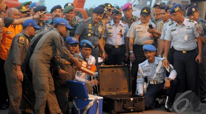  Petugas memindahkan Cockpit Voice Recorder (CVR) pesawat AirAsia QZ8501 kedalam Box khusus milik KNKT untuk dibawa ke Jakarta di Lanud Iskandar, Pangkalan Bun, Kalteng, Selasa (13/01/2015). (Liputan6.com/Andrian M Tunay)