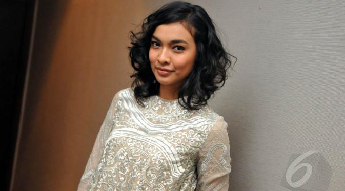 Aktris film dan sinetron, Tika Bravani saat ditemui pada acara gala premier film Hijab di XXI Epicentrum, Jakarta, Selasa (13/1/2015). (Liputan6.com/Panji Diksana)