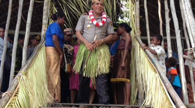 Kapolda Papua Barat Brigjen Pol Paulus Waterpauw disematkan mahkota Burung Cenderawasih dari Suku Kurik. (Liputan6.com/Katharina Janur)