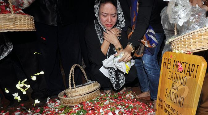 Kepergian Bob Sadino meninggalkan kesedihan yang mendalam bagi keluarga dan kerabat, TPU Jeruk Purut, Jakarta, Selasa (20/1/2015). (Liputan6.com/Miftahul Hayat)