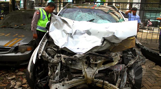 Petugas sedang memeriksa mobil Mitsubishi Outlander yang mengalami tabrakan beruntun di Arteri Pondok Indah, Polres Jakarta Selatan, Rabu (21/1/2015). (Liputan6.com/Faisal R Syam)