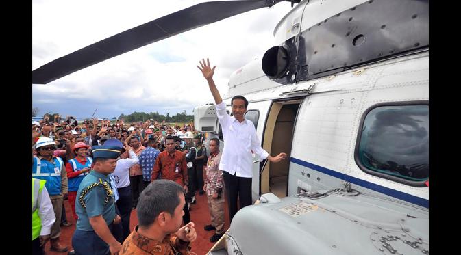 Presiden Joko Widodo melakukan kunjungan kerja ke Provinsi Kalimantan Barat.  Presiden Jokowi melambaikan tangan usai meninjau lokasi pembangunan jembatan Tayan di Kabupaten Sanggau, Kalimantan Barat,  Rabu, (21/1/2015). (Setpres/Agus Suparto)