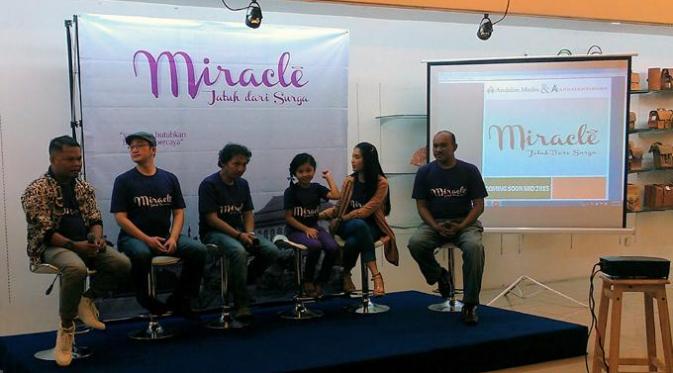 Darius Sinathrya dan Anneke Jodi bakal adu akting di film drama Miracle; Jatuh Dari Surga. 