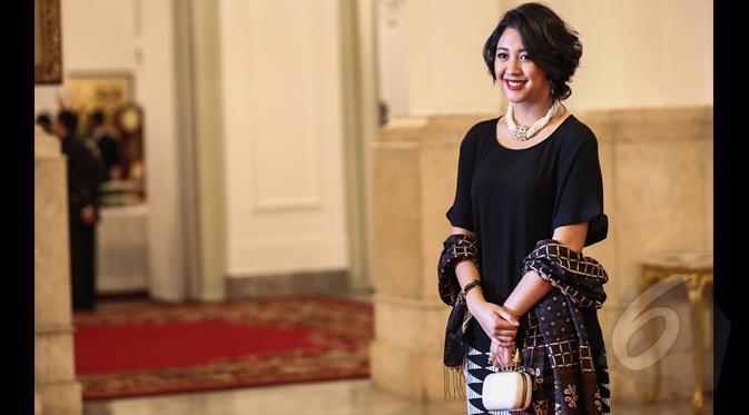 Sherina terlihat mengenakan blus hitam berbahan kain sifon dipadu kain warna senada dengan corak yang minimalis, Istana Negara, Jakarta, Senin (26/1/2015). (Liputan6.com/Faizal Fanani)