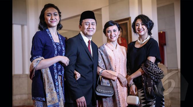 Sherina Munaf berpose bersama keluarga usai pelantikan ayahnya di Istana Negara, Jakarta, Senin (26/1/2015). (Liputan6.com/Faizal Fanani)