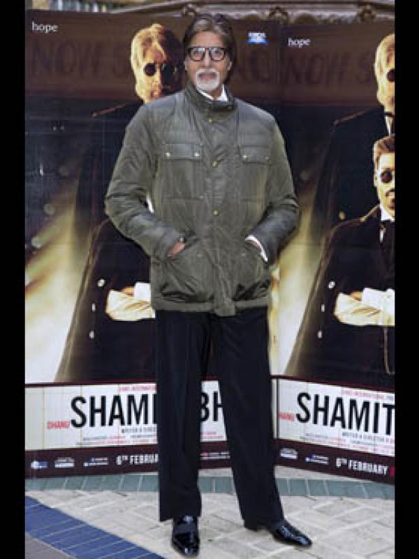 Aktor kawakan Bollywood, Amitabh Bachchan berpose dalam acara promosi film terbarunya 