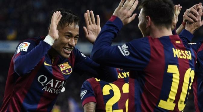 Neymar dan Messi merayakan gol ke gawang Atletico Madrid (LLUIS GENE / AFP)