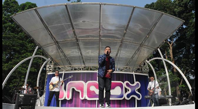 Juara ketiga Music Video Contest, Eros Tjokro tampil bersama bandnya saat di atas panggung acara inBox, Gelora Bung Karno, Jakarta, Rabu (28/1/2015). (Liputan6.com/Herman Zakharia)