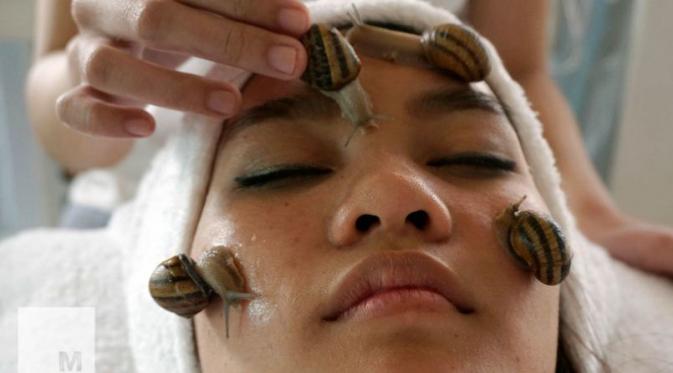 Banyak cara untuk melakukan perawatan wajah. Di Thailand, ada satu praktik perawatan wajah unik dengan memanfaatkan lendir bekicot (Foto: http://mashable.com/)