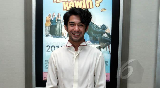 Aktor Reza Rahadian saat ditemui di gala Premiere film "Kapan Kawin?" di XXI Epicentrum Walk, Jakarta, Kamis (5/2/2015). (Liputan6.com/Panji Diksana)
