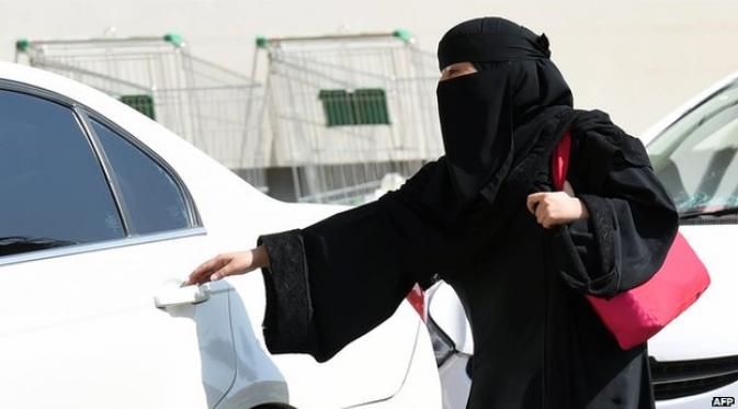 Arab Saudi merupakan satu-satunya negara yang melarang perempuan menyetir mobil.