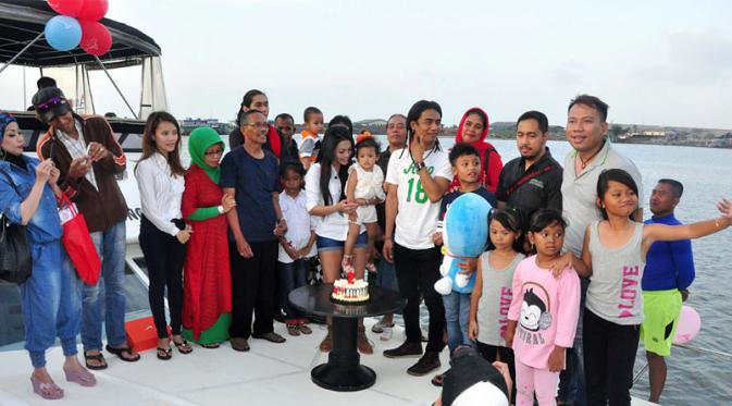 Charly Setia Band saat merayakan ulang tahun bersama istri dan dua anaknya