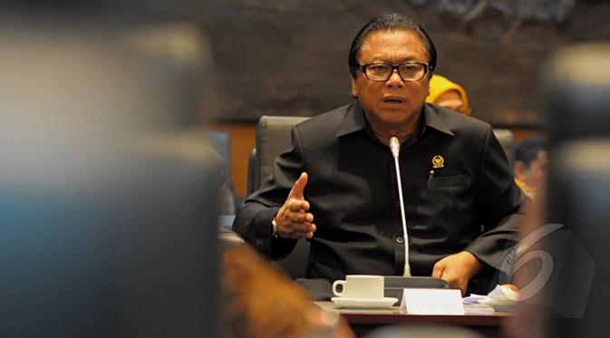 Oesman Sapta Odang memberikan keterangan pada panitia World Congress di  Ruang Delegasi  Parlemen RI, Jakarta, Senin (16/02/2015). Soy Martua Pardede mengundang Pimpinan MPR hadir dalam World Congress of Consuls di Bali. (Liputan6.com/Andrian M Tunay)