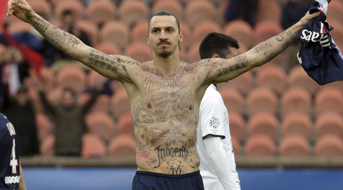 Striker PSG Zlatan Ibrahimovic mentato tubuhnya dengan 50 tato untuk mendukung program pangan dunia ( REUTERS/Philippe Wojazer)