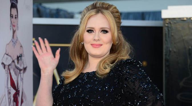 Penyanyi Adele terlihat tua   karena dandanannya. Banyak yang   menyangka umur Adele sudah   berkepala 3. (AFP PHOTO/FREDERIC J. BROWN)