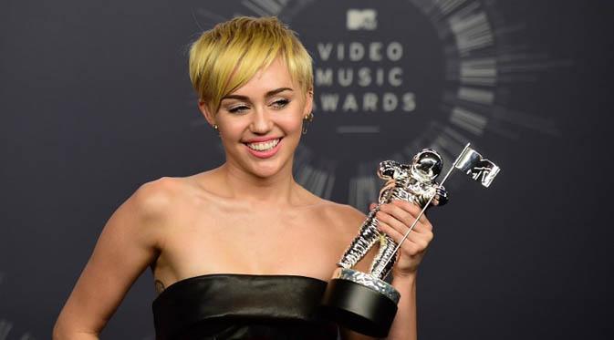 Aktris dan penyanyi Miley Cyrus   sempat dikecam banyak orang   karena penampilannya yang tak   sesuai dengan usia. (AFP PHOTO/Frederic J. Brown)