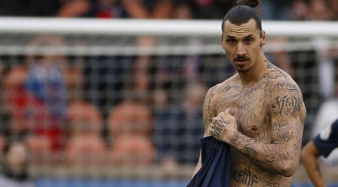 Aksi selebrasi dengan pamer tato itu merupakan sikap amal yang ingin ditunjukkan striker asal Swedia ini dalam mendukung Program Pangan Dunia, Sabtu (14/2/2015).(AFP Photo/Kenzo Tribouillard)