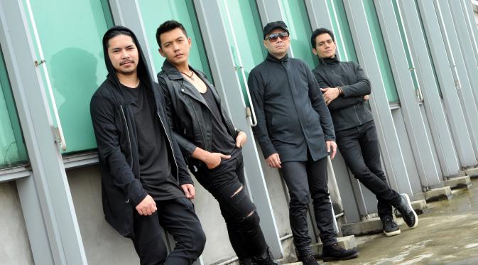 Penyanyi jebolan Idol, Dirly kembali menggebrak panggung musik Indonesia bersama band barunya, Electron 45. (via: liputan6.com)