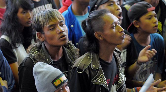 Sejumlah penggemar musik Punk dengan mengenakan atribut jaket dengan emblem dan dihias dengan aksesoris spike di Gedung Komisi Pemberantasan Korupsi (KPK), Kuningan, Jakarta, Jum'at (20/02/2015).(Liputan6.com/Andrian M Tunay)