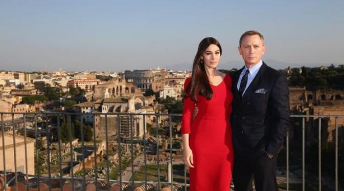 Daniel Craig dan Monica Bellucci tampak menghadiri sebuah pemakaman di kota Roma untuk adegan film James Bond Spectre.