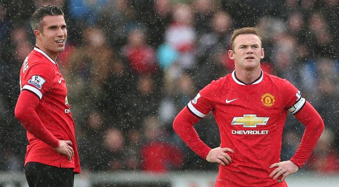 Robin van Persie dan Wayne Rooney tampak kecewa setelah Manchester United tumbang 1-2 atas Swansea City di laga lanjutan Liga Primer Inggris (Reuters/Matthew Childs)