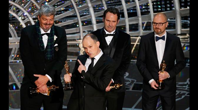  Ian Hunter, Paul Franklin, Scott Fischer, dan Andrew Lockley (kiri ke kanan) menerima piala Oscar untuk Visual efek terbaik untuk film 