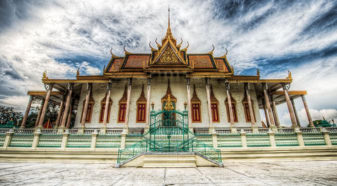 Kuil candi yang terkenal dan menjadi salah satu ikon negara kamboja adalah