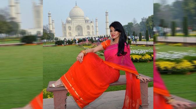 Cheff terkenal dan berparas cantik, Farah Quinn bergaya ala perempuan India dengan busana sari di depan Taj Mahal. (instagram.com/farahquinnofficial)