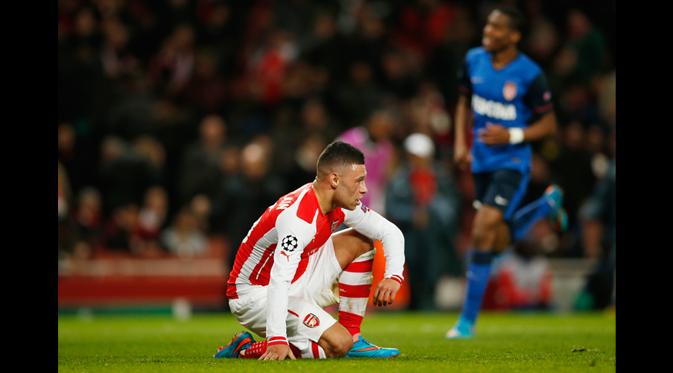 Gelandang Arsenal,  Alex Oxlade Chamberlain terlihat sedih usai timnya kalah melawan AS Monaco di laga 16 besar Liga Champions di Emirates Stadium, London, (25/2/2015). AS Monaco unggul 3-1 atas Arsenal. ( Reuters/John Sibley)