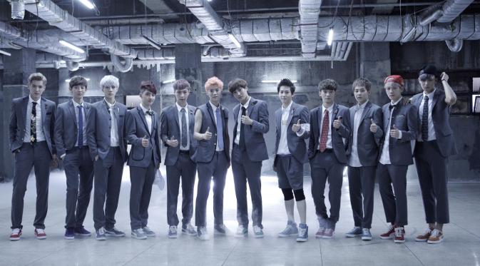 EXO saat masih beranggotakan 12 personel, termasuk Kris dan Luhan dalam promosi lagu Growl pada 2014 silam.