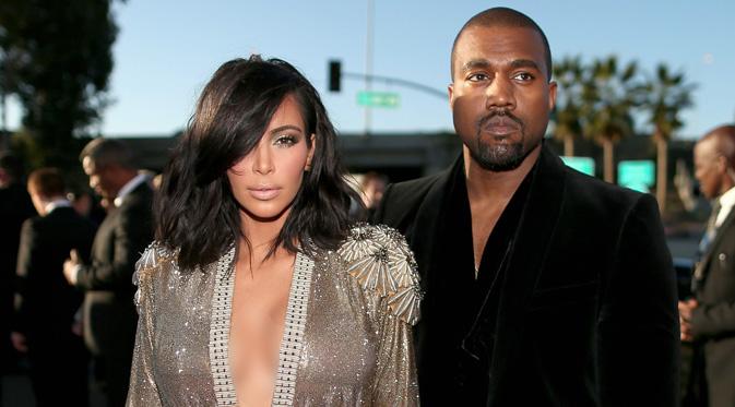Kim Kardashian dan Kanye West saat menghadiri ajang Grramy Awards 2015. (foto: justjared)