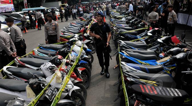 Sejumlah sepeda motor milik tersangka dan korban ikut ditampilkan saat rilis kasus curas, curat dan curanmor di Mapolda Metro Jaya, Jakarta, Jumat (27/2). Dalam kasus tersebut Polda Metro Jaya berhasil mengamankan 244 tersangka. (Liputan6.com/Johan Tallo)