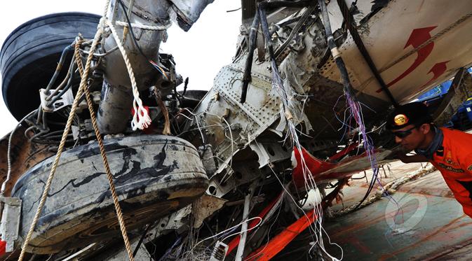 Kondisi bangkai badan pesawat Airasia QZ8501 yang berhasil dievakuasi, Pelabuhan Tanjung Priok, Jakarta, Senin (2/3/2015). (Liputan6.com/Faizal Fanani)