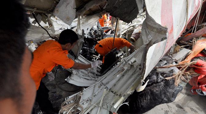Petugas Basarnas memeriksa bagaian dalam dari bangkai badan pesawat Airasia QZ8501, Pelabuhan Tanjung Priok, Jakarta, Senin (2/3/2015).  (Liputan6.com/Faizal Fanani)