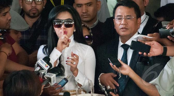 Gaya Selfie Syahrini Usai Diperiksa Bareskrim