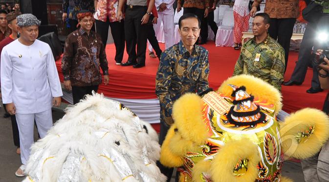 Kedatangan Presiden Jokowi disambut oleh barongsai saat menghadiri  perayaan  Cap Go Meh di Kota Bogor, Jawa Barat, Kamis (5/3/2015). Di sebelah kiri tampak Walikota Bogor Bima Arya mengenakan busana serba putih (Liputan6.com/Faizal Fanani)