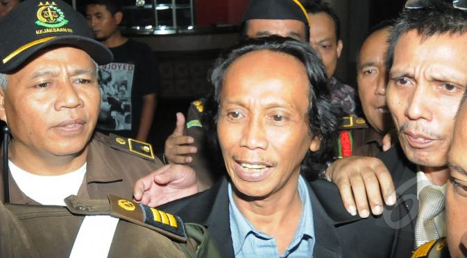 Tersangka kasus dugaan korupsi program siap siar di TVRI yang juga komedian Betawi Mandra ditahan di Kejaksaan Agung, Jakarta, Jumat (6/3/2015). (Liputan6.com/Herman Zakharia)