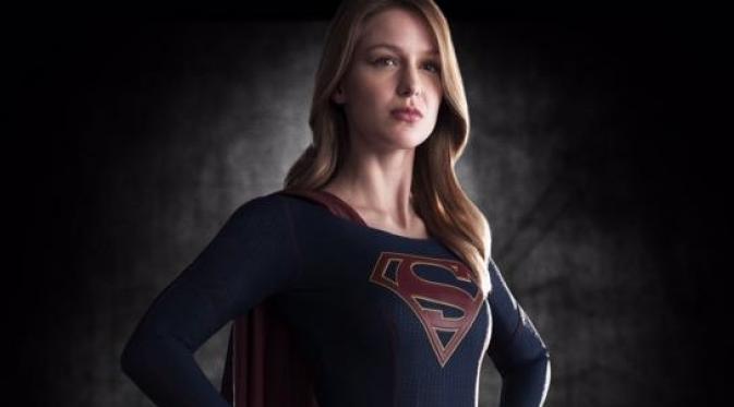 Warner Bros telah merilis foto Melissa Benoist mengenakan kostum Supergirl versi serial TV yang menuai beragam reaksi dari fans.