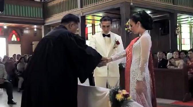 Adegan pernikahan Vino G Bastian dan Marsha Timothy dalam film 'Toba Dreams'. @TobaDreamsFilm