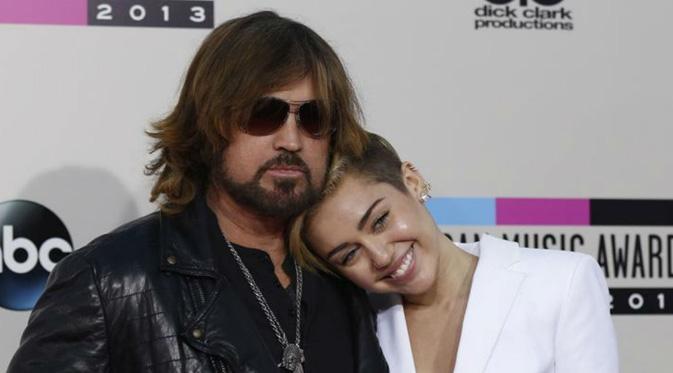 Miley Cyrus dan ayahnya, Billy Cyrus. (via. Reuters)